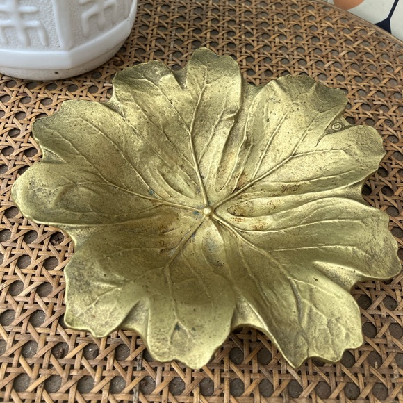 Virgina Metal Crafters 1948 Heavy Brass Leaf Dish/Bowl - Picture 4 of 9